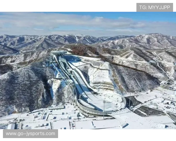 崇礼新雪季滑雪爱好者在“雪如意”畅滑 体验冬奥场地魅力