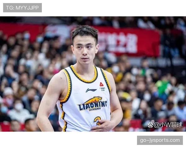 特写：赵继伟命中压哨三分后，向客场观众席做出“收声”手势